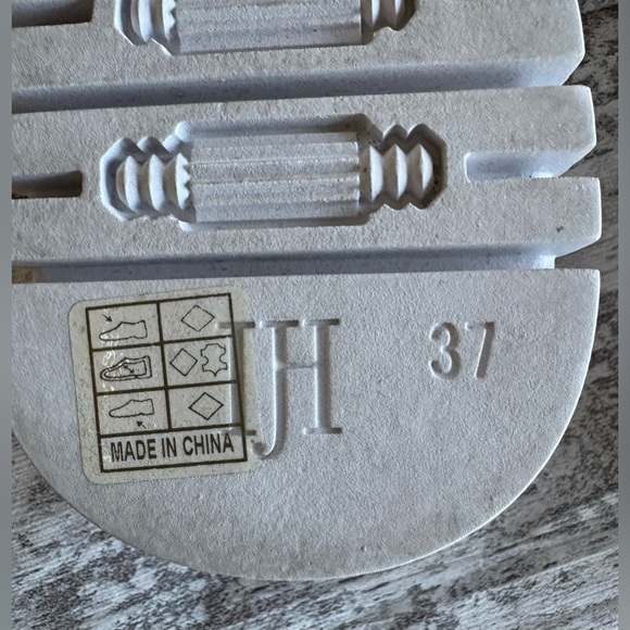 NEW w/Tags Ilse Jacobsen Tan Sandals with Cutout Design Size 37 or U.S. Size 6.5 - Picture 2 of 10